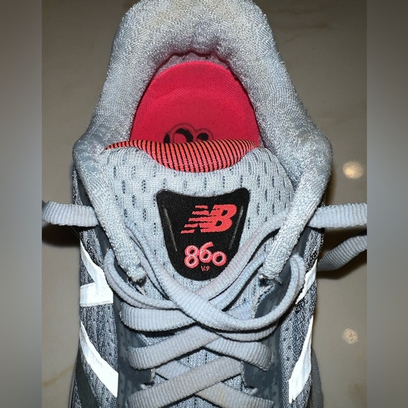 New Balance 860 tennis shoes - Picture 3 of 10